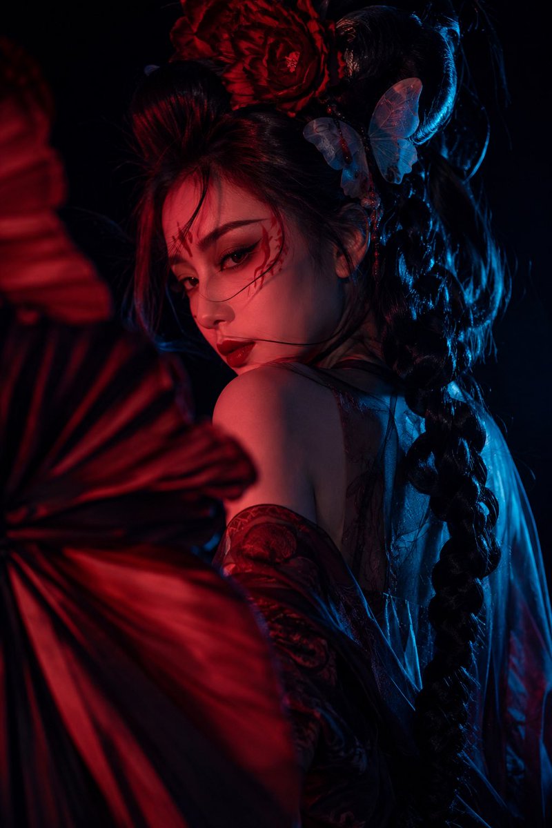 暗黑东方妖异角色摄影,成年东方女性以身体侧背、头部回转的近距离构图出现,人物位于画面中央偏右 — visual result shared by @VoxcatAI