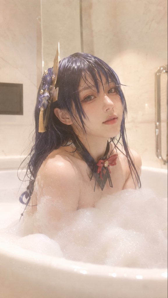 泡泡浴这种图，提示词不用写得太复杂 — visual result shared by @VoxcatAI