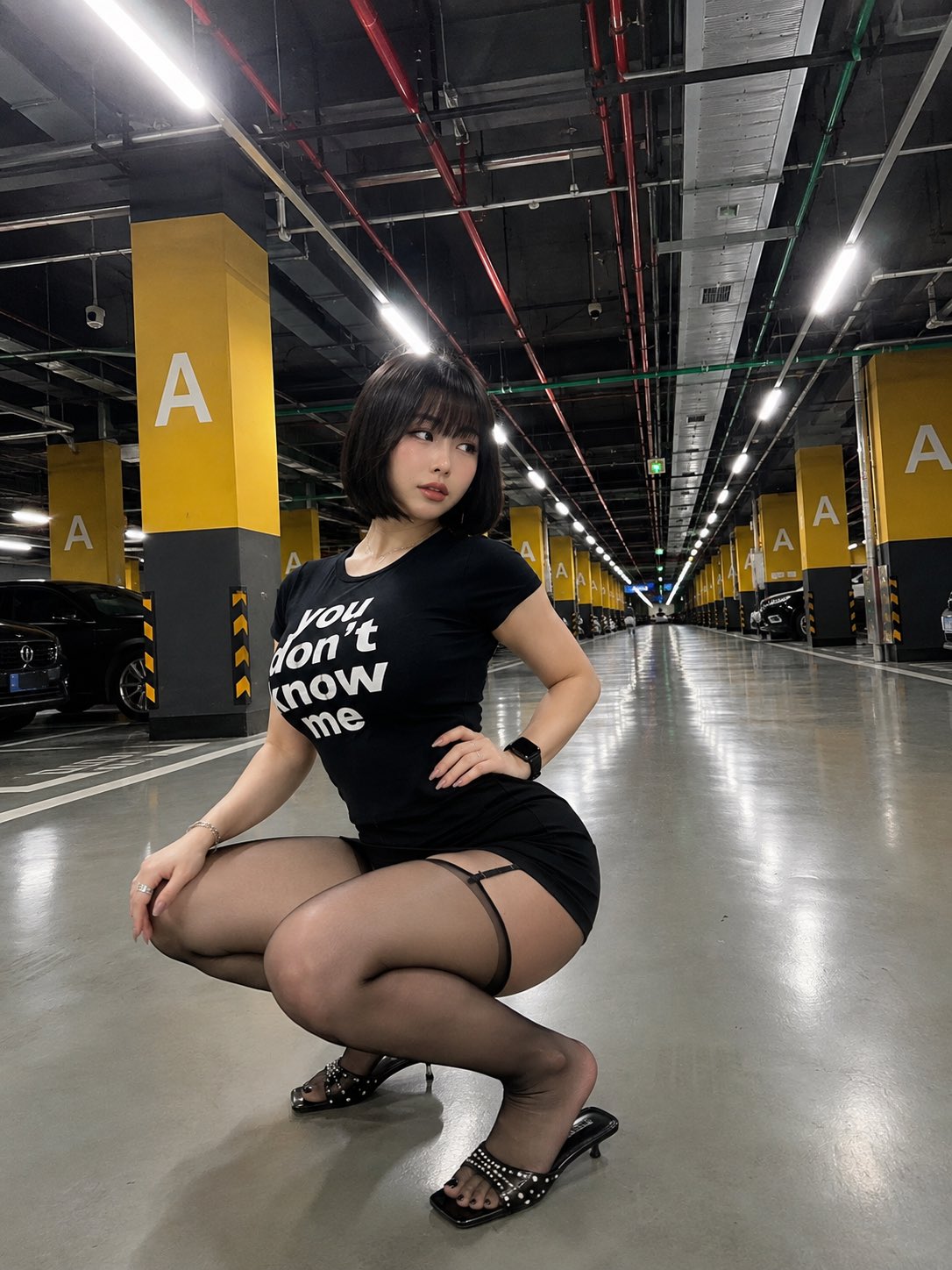 超写实地下停车场街拍人像摄影，竖版约 3:4，一名年轻成年东亚女性在大型地下停车场车道中央采 — visual result shared by @DDJCXX